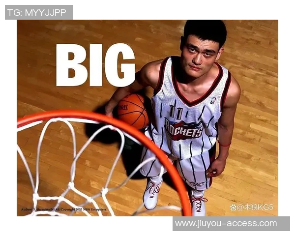 姚明灿烂笑容展现篮球巨星风采与亲和力的完美结合