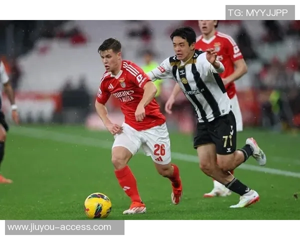 巴萨与本菲卡友谊赛零平乌龙球瞬间成为全场焦点引发热议